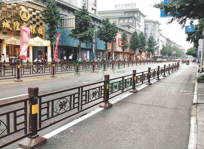 設置道路護欄的目的是什么？